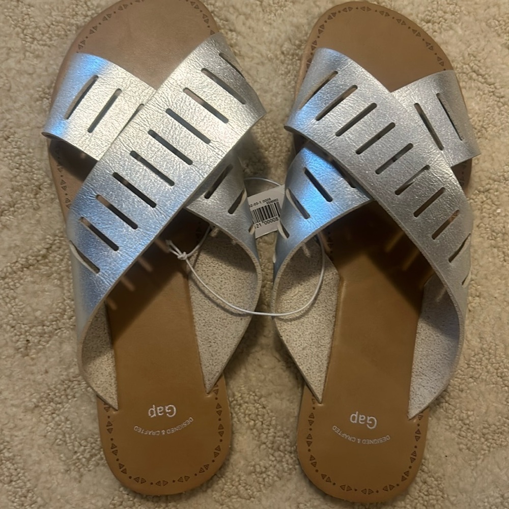 Gap women’s sandals metallic size W8 NWT